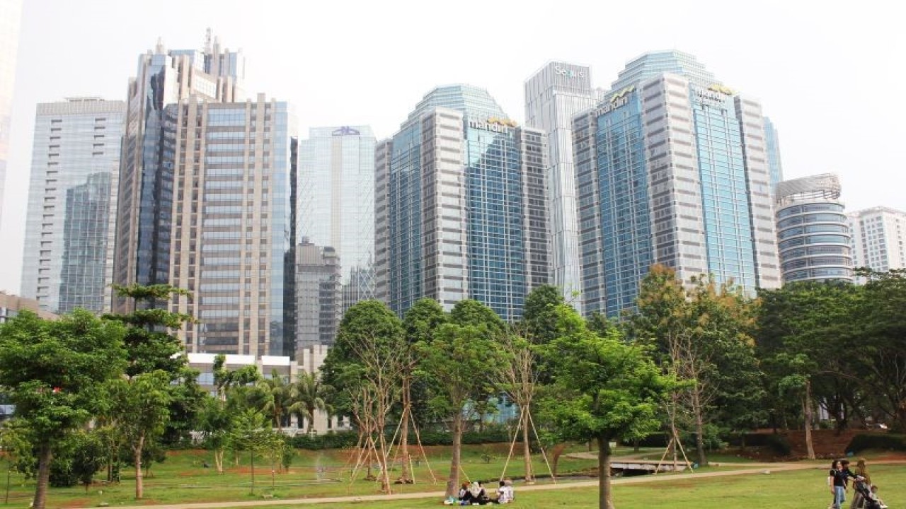 Warga menikmati suasana di Hutan Kota Gelora Bung Karno, Jakarta, Rabu (11/10/2023). Pengamat Tata Kota dari Universitas Trisakti Nirwono Joga menilai Ruang Terbuka Hijau (RTH) berperan penting memperbaiki kualitas udara di Jakarta dan sekitarnya, sehingga Pemerintah Provinsi DKI Jakarta harus lebih kreatif dalam menambah luas lahan untuk RTH. ANTARA FOTO/Agatha Olivia Victoria/sgd/hp.
