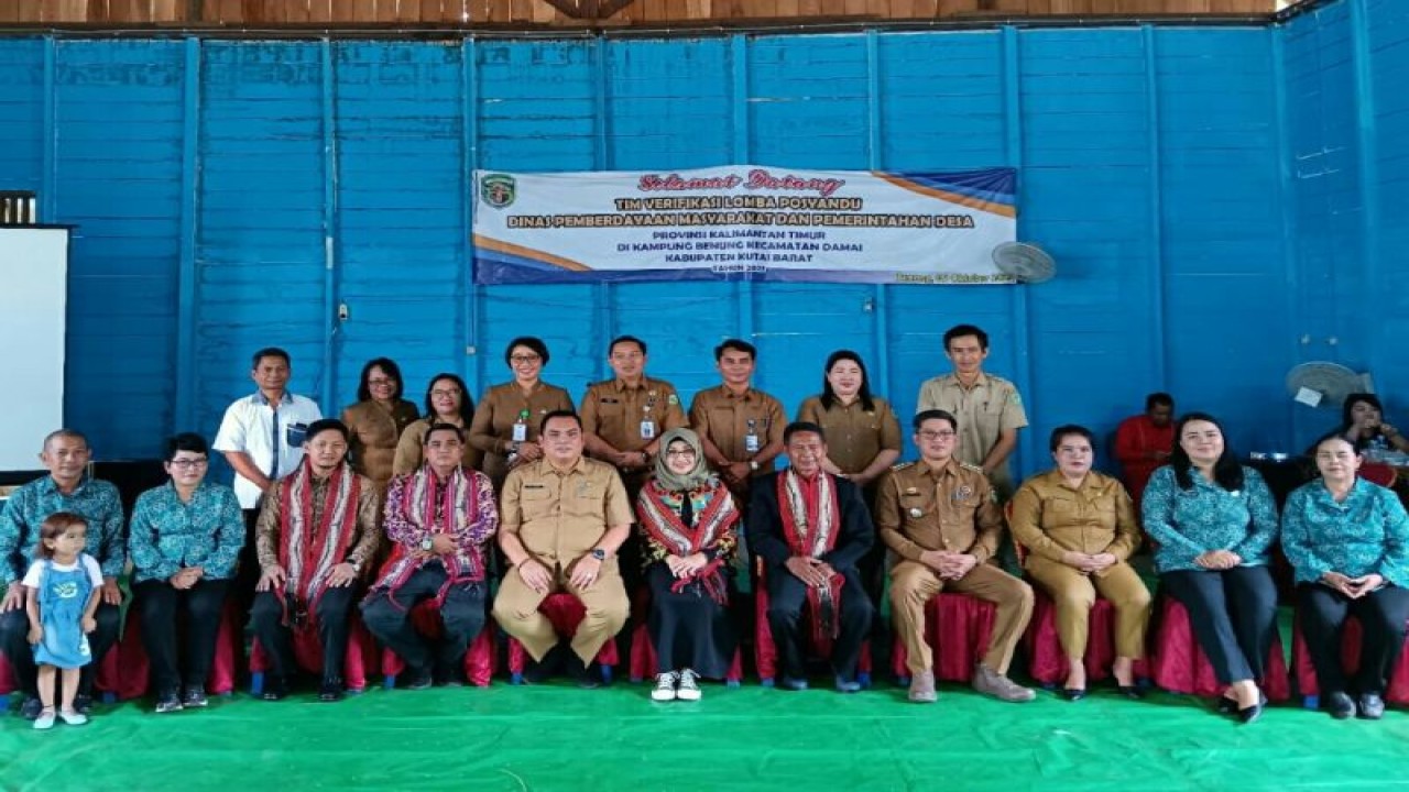 Tim Verifikasi Lapangan Lomba Posyandu Provinsi Kaltim foto bersama dengan pihak terkait di Desa Benung, Damai, Kutai Barat, Senin (9/10) (ANTARA / HO DPMPD Kaltim/ Dery)