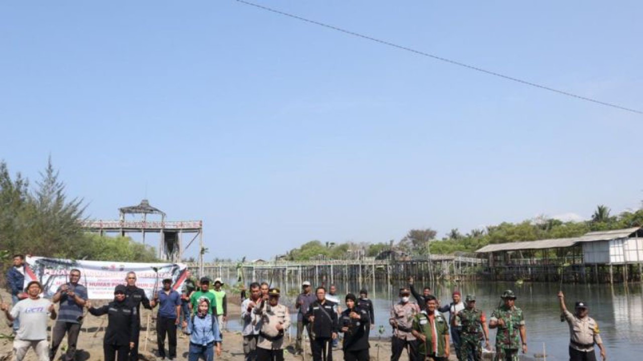 Jajaran Humas Polres Kulon Progo, Paguyuban Wartawan Kulon Progo dan penggiat mangrove menanam bibit mangrove di Pasir Kadilangu, Daerah Istimewa Yogyakarta. (ANTARA/Sutarmi)