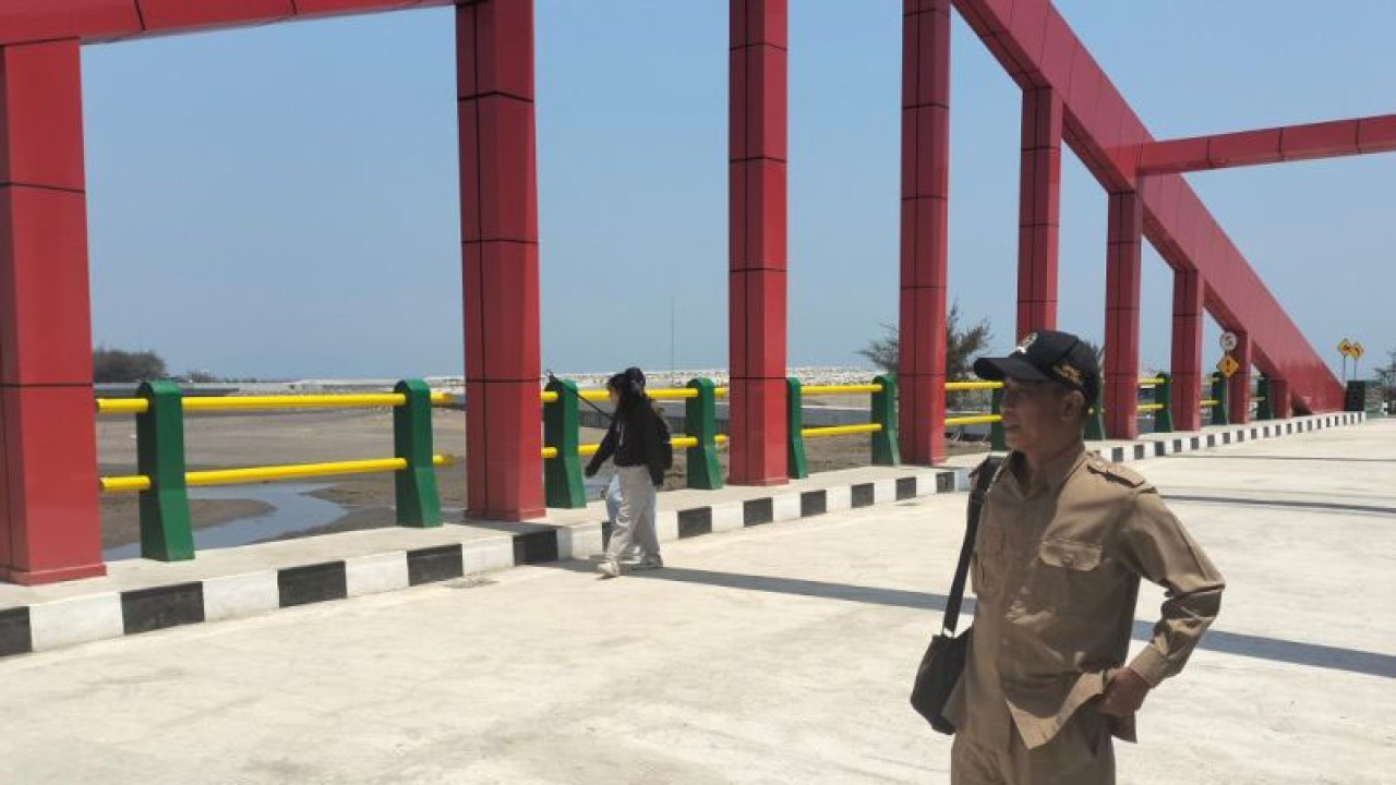 Ketua Komisi IV DPRD Kulon Progo Muhtarom Asrori meninjau jembatan merah penghubung Pantai Congot-Pasir Kadilangu. (ANTARA/Sutarmi)