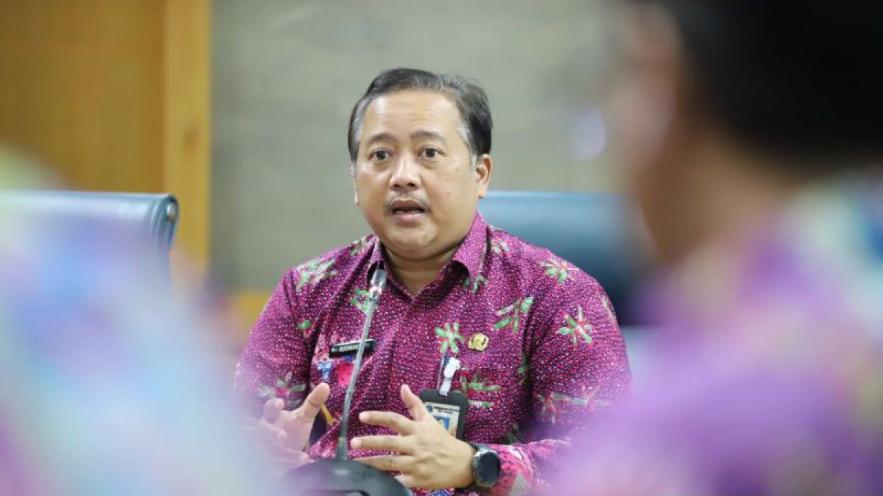 Sekretaris Kota Administrasi Jakarta Timur Kusmanto saat memimpin rapat persiapan sosialisasi penanganan, percepatan, dan penurunan stunting di Ruang Rapat IV Kantor Wali Kota Jaktim, Kamis (5/10/2023). ANTARA/HO-Kominfotik Jakarta Timur