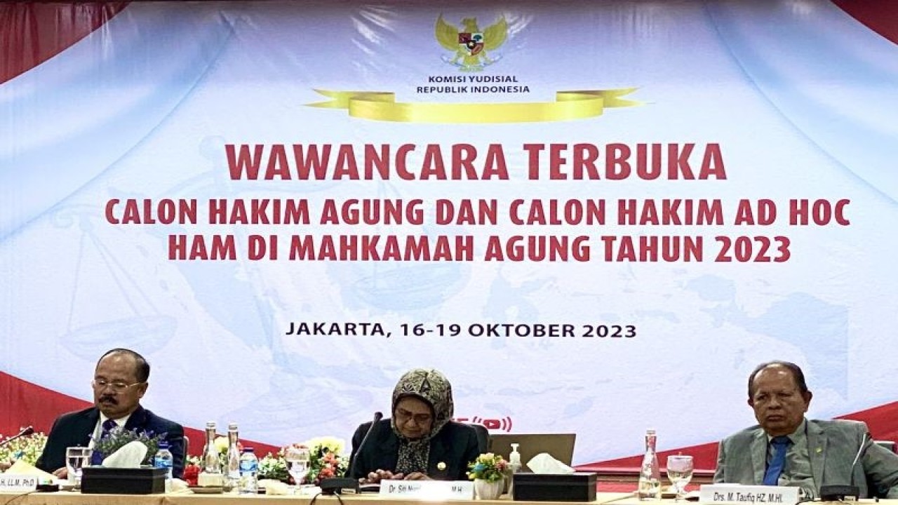 Ketua Komisi Yudisial Amzulian Rifai (kiri) saat memimpin seleksi wawancara calon hakim agung dan calon hakim “ad hoc” HAM di Mahkamah Agung (MA) pada tahun 2023 di Auditorium KY, Jakarta, Senin (16/10/2023). ANTARA/Cahya Sari