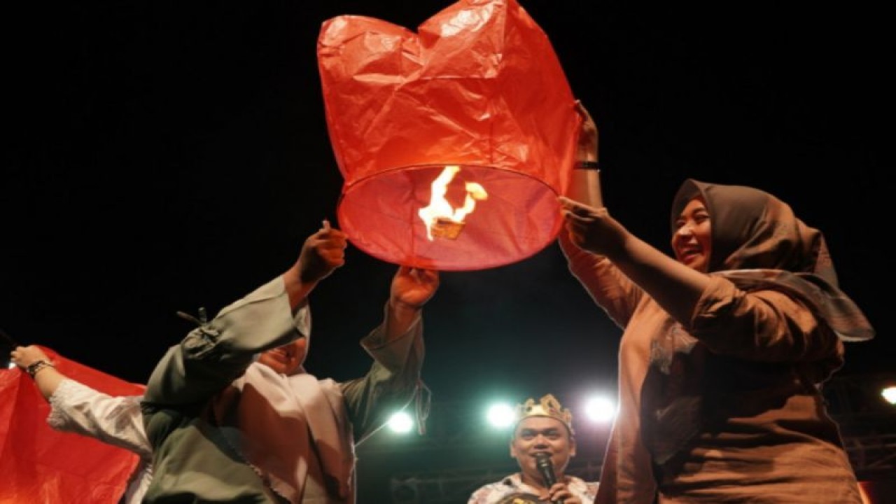 Festival lampion di kawasan Gumuk Pasir Parangtritis Kabupaten Bantul, Daerah Istimewa Yogyakarta, pada Sabtu (7/10) malam. (ANTARA/HO-Kominfo Pemkab Bantul)