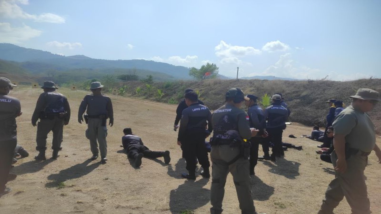 Petugas Lapas Kelas IIA Palu mengikuti pembinaan bersama dengan Korps Brimob Polda Sulteng di Palu, Senin (30/10/2023). (ANTARA/HO-Humas Kemenkumham Sulteng)