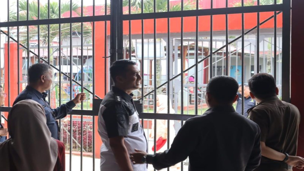 Kalapas Bukittinggi Marten bersama Ketua Pengadilan Negeri Bukittinggi Supardi melakukan pengecekan fasilitas penjara di Lapas Kelas IIA Bukittinggi, Sumatera Barat, Jumat (20/10/2023). Antara/Altas Maulana