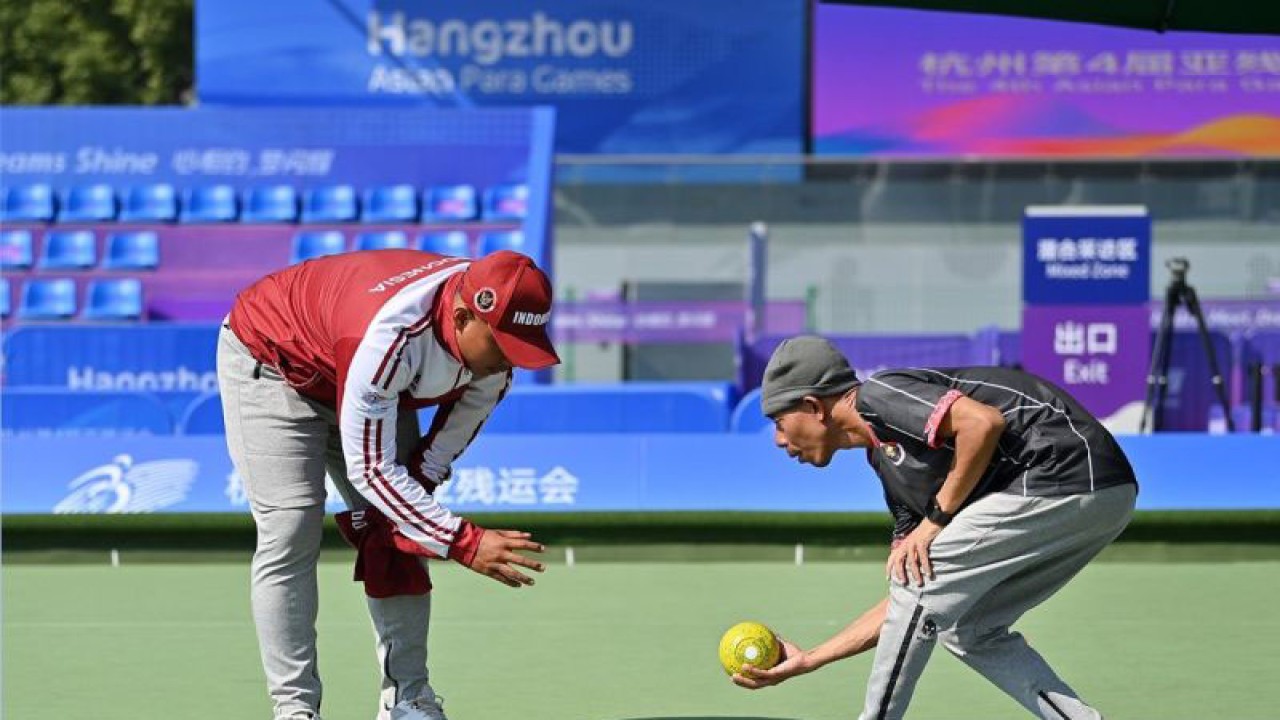 Atlet Lawn Bowls NPC Indonesia Kacong (kanan) didampingi pelatih saat melakukan latihan keras dalam persiapan Asian Para Games (APG) 2023 di Wenhui School Lawn Bocce Court Hangzhou China, Kamis (19/10/2023). ANTARA/HO- Humas NPC Indonesia.