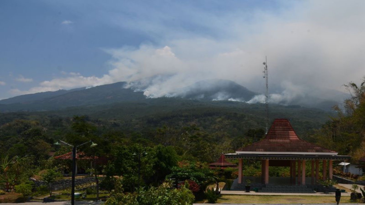 Asap dari hutan dan lahan yang terbakar di Gunung Lawu terlihat dari Karanggubito, Kendal, Ngawi, Jawa Timur, Senin (2/10/2023). (ANTARA FOTO/Siswowidodo/tom)