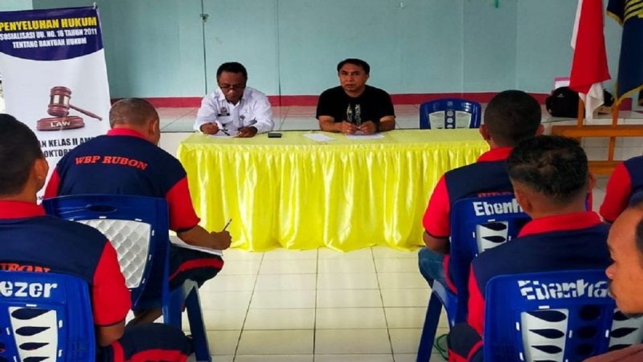 Direktur LBH Humanum memberikan sosialisasi bantuan hukum sesuai ketentuan UU Nomor 16 Tahun 2021 kepada puluhan warga binaan penghuni Rutan Klas IIA Ambon. (18/10) (ANTARA/daniel/)