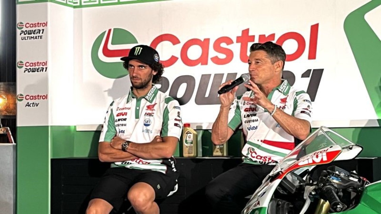 Manajer Tim Balap LCR Honda Lucio Cecchinello (kanan) saat menjalani konferensi pers bersama Castrol Indonesia di Jakarta, Rabu (11/10/2023). (ANTARA/Arnidhya Nur Zhafira)