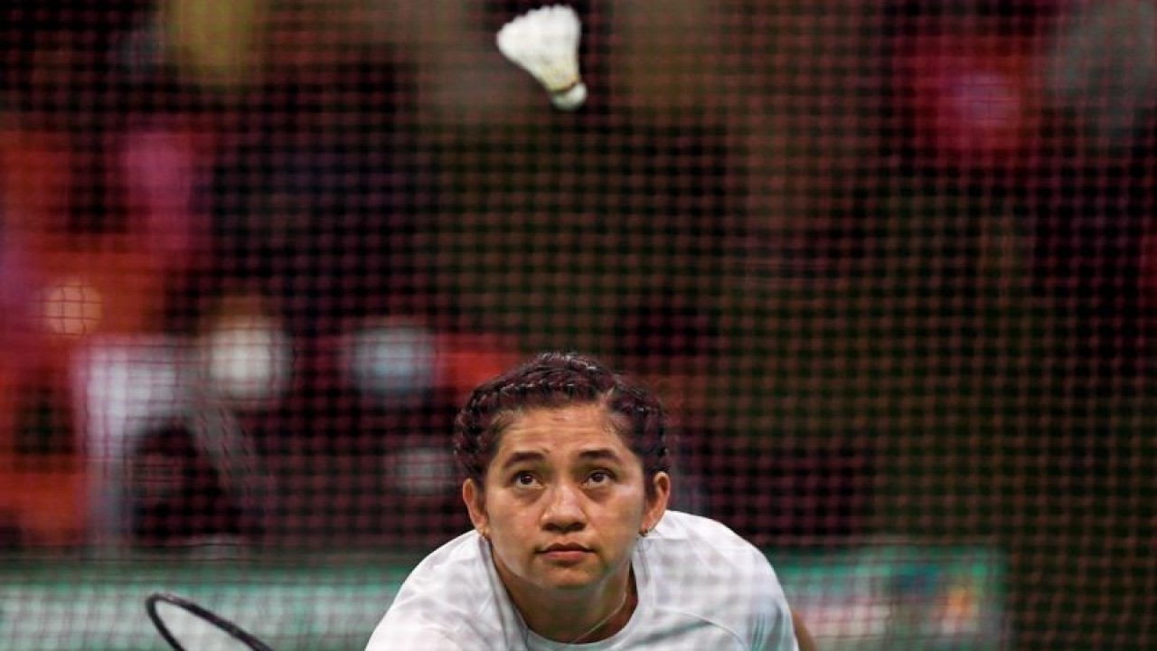 Pebulu tangkis Riau Leani Ratri Oktila mengembalikan bola ke arah lawannya pebulu tangkis Jawa Timur Halimatus Sadiyah pada final bulu tangkis putri klasifikasi SL 4 Peparnas Papua di Gor Cendrawasih, Jayapura, Papua, Sabtu (13/11/2021). ANTARA FOTO/Raisan Al Farisi/nym.