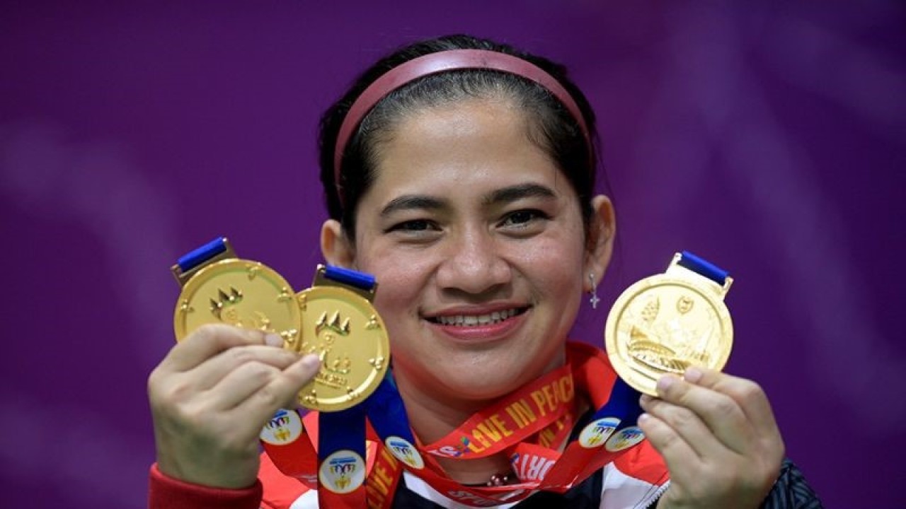 Arsip - Pebulu tangkis Indonesia Leani Ratri Oktila menunjukan medali emas yang diraihnya pada ASEAN Para Games 2023 di Morodoc Techo Badminton Hall, Phnom Penh, Kamboja, Jumat (9/6/2023). Indonesia juara umum cabang olahraga bulu tangkis di ASEAN Para Games 2023 dengan meraih 13 medali emas, sembilan perak dan delapan perunggu. ANTARA FOTO/Zabur Karuru/nym.