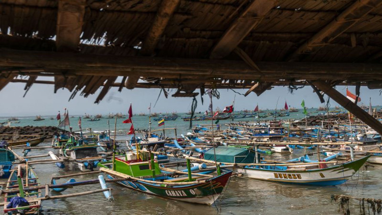 Sejumlah kapal nelayan bersandar di Binuangen, Lebak, Banten, Sabtu (5/8/2023). . ANTARA FOTO/Muhammad Bagus Khoirunas/aww