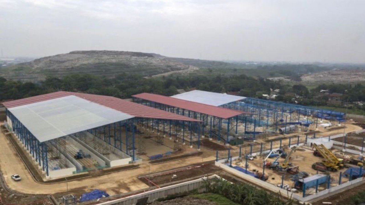 Foto udara pembangunan fasilitas pengolahan sampah Landfill Mining dan RDF Plant di Tempat Pembuangan Sampah Terpadu (TPST) di Bantargebang, Bekasi, Jawa Barat, Senin (10/10/2022). T ANTARA FOTO/ Fakhri Hermansyah/aww.