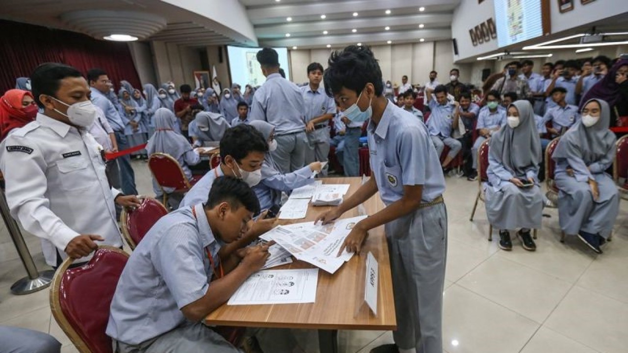Sejumlah siswa mengikuti rangkaian simulasi Pemilihan Umum (Pemilu) di Gedung KPU, Jakarta, Kamis (23/2/2023). ANTARA FOTO/Asprilla Dwi Adha/rwa/aa.