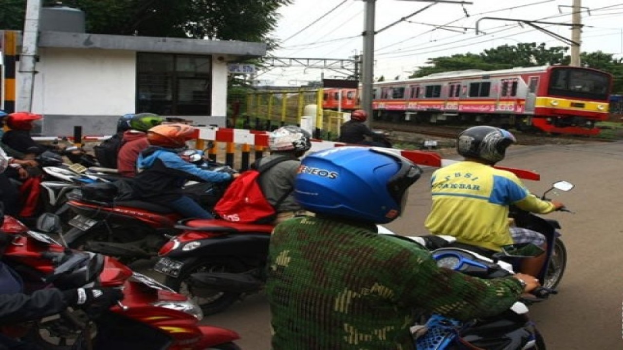 Arsip Foto - Sejumlah pengendara berhenti di perlintasan api Bintaro Permai, Bintaro, Jakarta, Kamis (23/3/2017). Mulai 1 April 2017, Dinas Perhubungan DKI Jakarta melakukan penutupan perlintasan kereta Bintaro Permai terkait pembangunan simpang tak sebidang (flyover) Bintaro di Jalan Bintaro Permai, Jakarta Selatan. (ANTARA FOTO/Muhammad Iqbal)