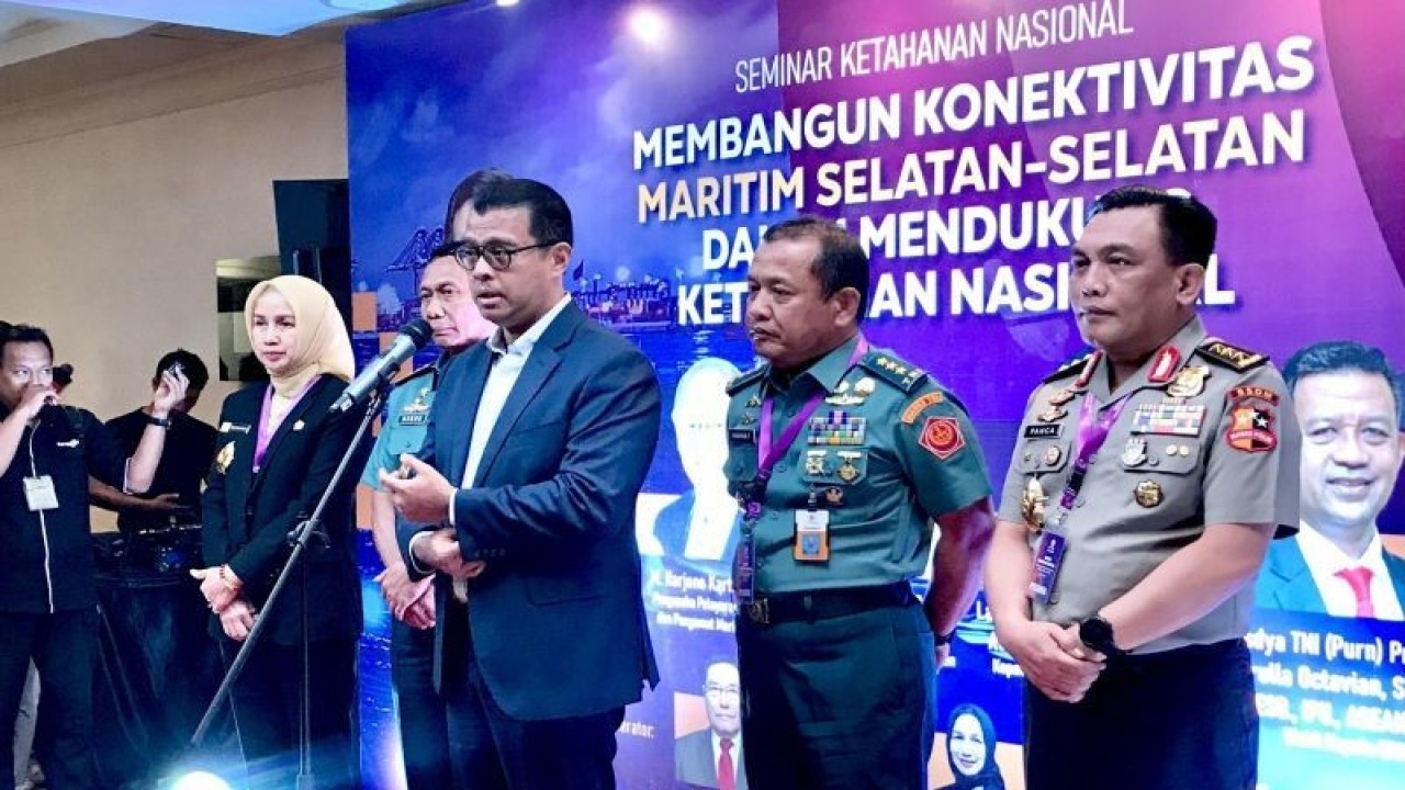 Gubernur Lembaga Ketahanan Nasional (Lemhannas) RI Andi Widjajanto (tiga kanan) memberi keterangan kepada media pada sela-sela seminar nasional yang digelar Lemhannas di Jakarta, Rabu (11/10/2023). ANTARA/Genta Tenri Mawangi.