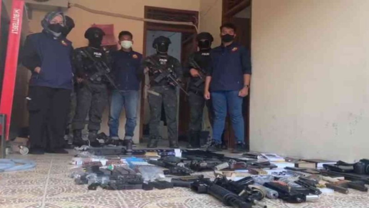 Tim Densus 88 Anti Teror mengamankan sejumlah barang bukti hasil penggerebekan terduga teroris di Kelurahan Harapan Jaya, Kecamatan Bekasi Utara, Kota Bekasi, Jawa Barat, Senin. ANTARA/Pradita Kurniawan Syah