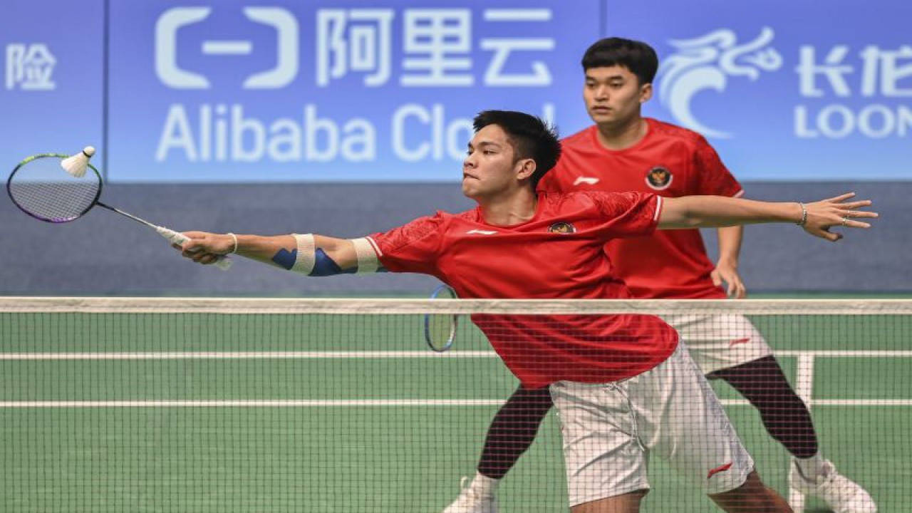 Pebulu tangkis Indonesia Daniel Marthin (kiri) dan Leo Rolly Carnando mengembalikan kok ke arah lawannya pebulu tangkis Makau Leong Iok Chong dan Vong Kok Weng pada babak 32 besar ganda putra Asian Games 2022 di Hangzhou Binjiang Gymnasium, Hangzhou, China, Senin (2/10/2023). . ANTARA FOTO/Hafidz Mubarak A/tom.