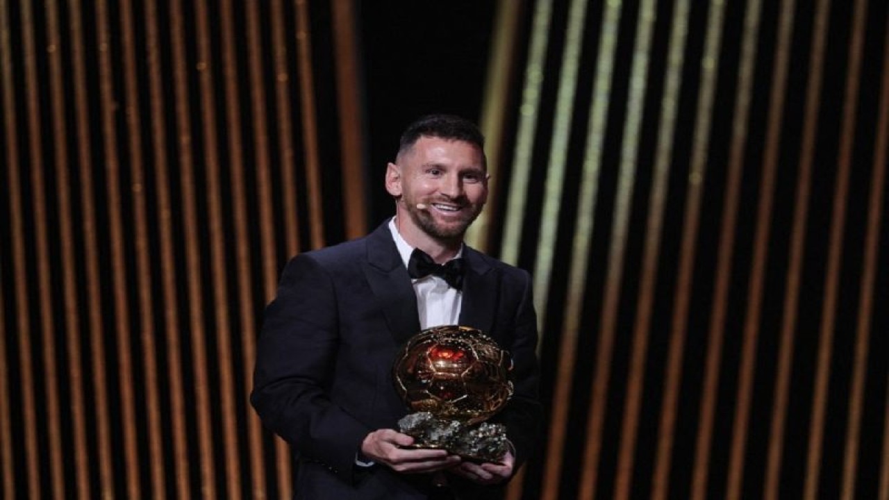 Pesepak bola Argentina Lionel Messi menerima penghargaan Ballon d'Or kedelapan dalam kariernya di Theatre du Chatelet, Paris. (30/10/2023) (AFP/FRANCK FIFE)