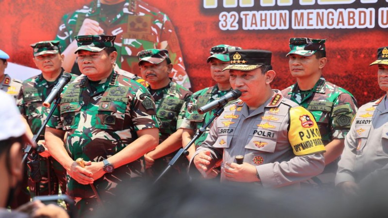 Kapolri Jenderal Pol. Listyo Sigit Prabowo (kanan) bersama Panglima TNI Laksamana TNI Yudo Margono (kiri) saat menyampaikan keterangan dalam acara Bakti Kesehatan dan Bakti Sosial Alumni Akabri 91 di Kota Malang, Jawa Timur, Sabtu (21/10/2023). (ANTARA/HO-Humas Polres Malang)