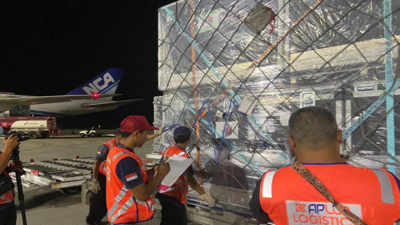 Petugas Angkasa Pura Logistik (APLog) menangani kargo ajang balap MotoGP 2023. ANTARA/HO-Angkasa Pura Logistik
