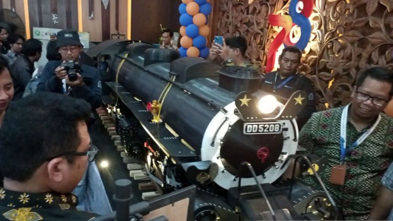 Pameran miniatur lokomotif uap seri DD52 yang di Hall Stasiun Purwokerto, Kabupaten Banyumas, 2-31 Oktober 2023. ANTARA/Sumarwoto
