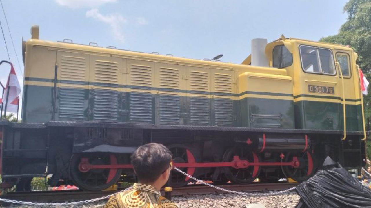 Monumen Lokomotif yang diresmikan di Stasiun Solo Balapan, Jawa Tengah, beberapa waktu lalu. ANTARA/Aris Wasita