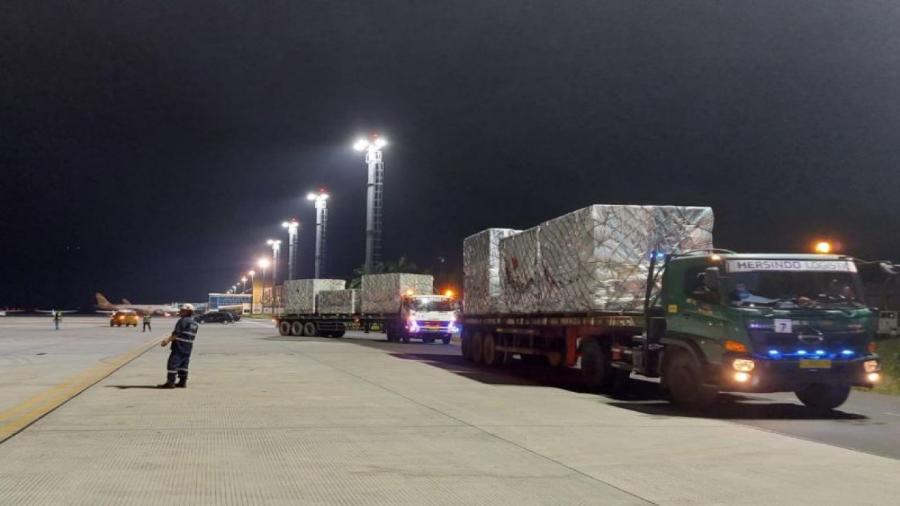 Logistik MotoGP Mandalika saat tiba di Bandara Internasional Lombok, Nusa Tenggara Barat, Selasa (3/9/2023) ANTARA/Ho-Humas Bandara Lombok