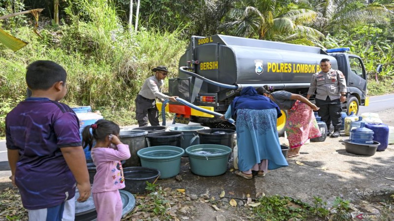 Ilustrasi: Aparat kepolisian Polres Lombok Barat menyalurkan air bersih di Dusun Penanggak, Desa Batulayar, Kecamatan Batulayar, Lombok Barat, NTB, Selasa (12/9/2023). Menurut data Badan Penanggulangan Bencana Daerah (BPBD) NTB, sebanyak 577.025 jiwa warga di 335 desa di NTB saat ini mengalami kesulitan air bersih akibat dampak kekeringan. ANTARA FOTO/Ahmad Subaidi/rwa. (ANTARA FOTO/AHMAD SUBAIDI)