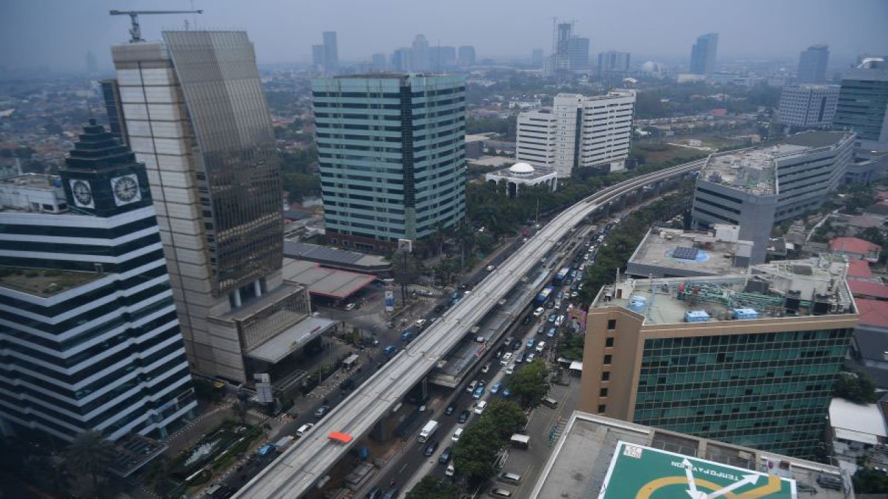 Arsip Foto - Pemandangan proyek pembangunan infrastruktur jalur LRT di Jalan Rasuna Said, Jakarta Selatan, Kamis (5/9/2019). ANTARA FOTO/Sigid Kurniawan/ama.