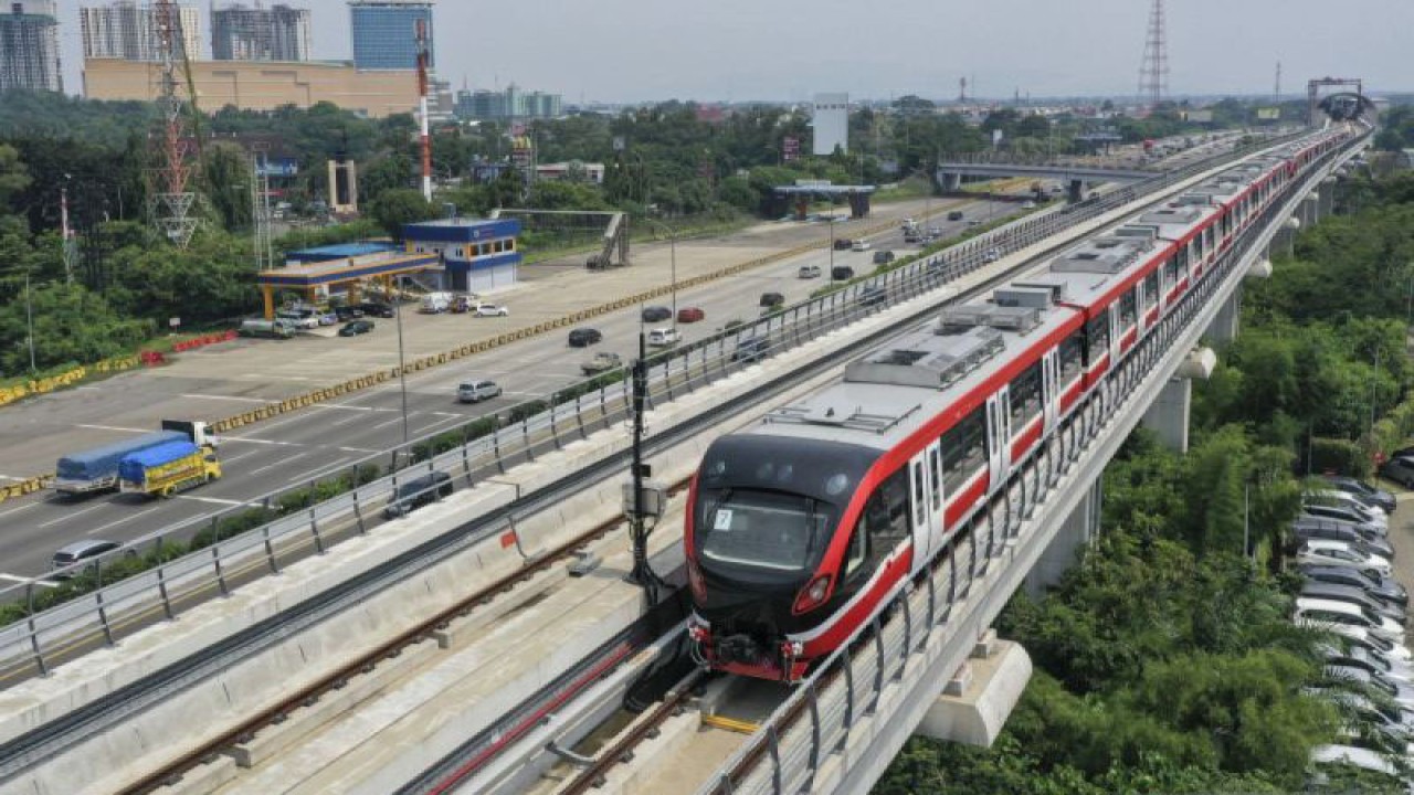 Kereta api ringan (LRT) berada di lintasan LRT Jabodebek Cawang-Cibubur di Cibubur, Jakarta. (ANTARA FOTO/Hafidz Mubarak A/foc)