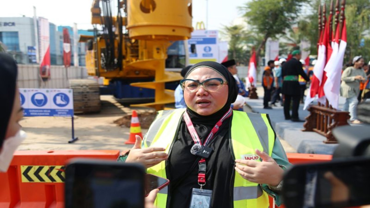 Wakil Ketua DPRD DKI Jakarta Rany Mauliani saat menghadiri peletakkan batu pertama (groundbreaking) pembangunan LRT fase 1B di kawasan Velodrome, Jakarta Timur, Senin (30/10/2023). ANTARA/HO-DPRD DKI