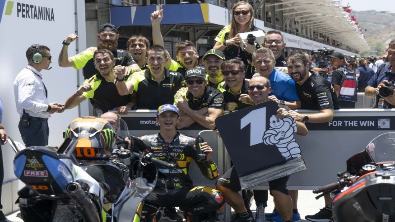 Luca Marini berfoto bersama tim Mooney VR46 setelah merebut pole MotoGP Indonesia di Sirkuit Internasional Mandalika, Lombok Tengah, NTB, Sabtu (14/10/2023). (ANTARA/HO/VR46 Racing Team)