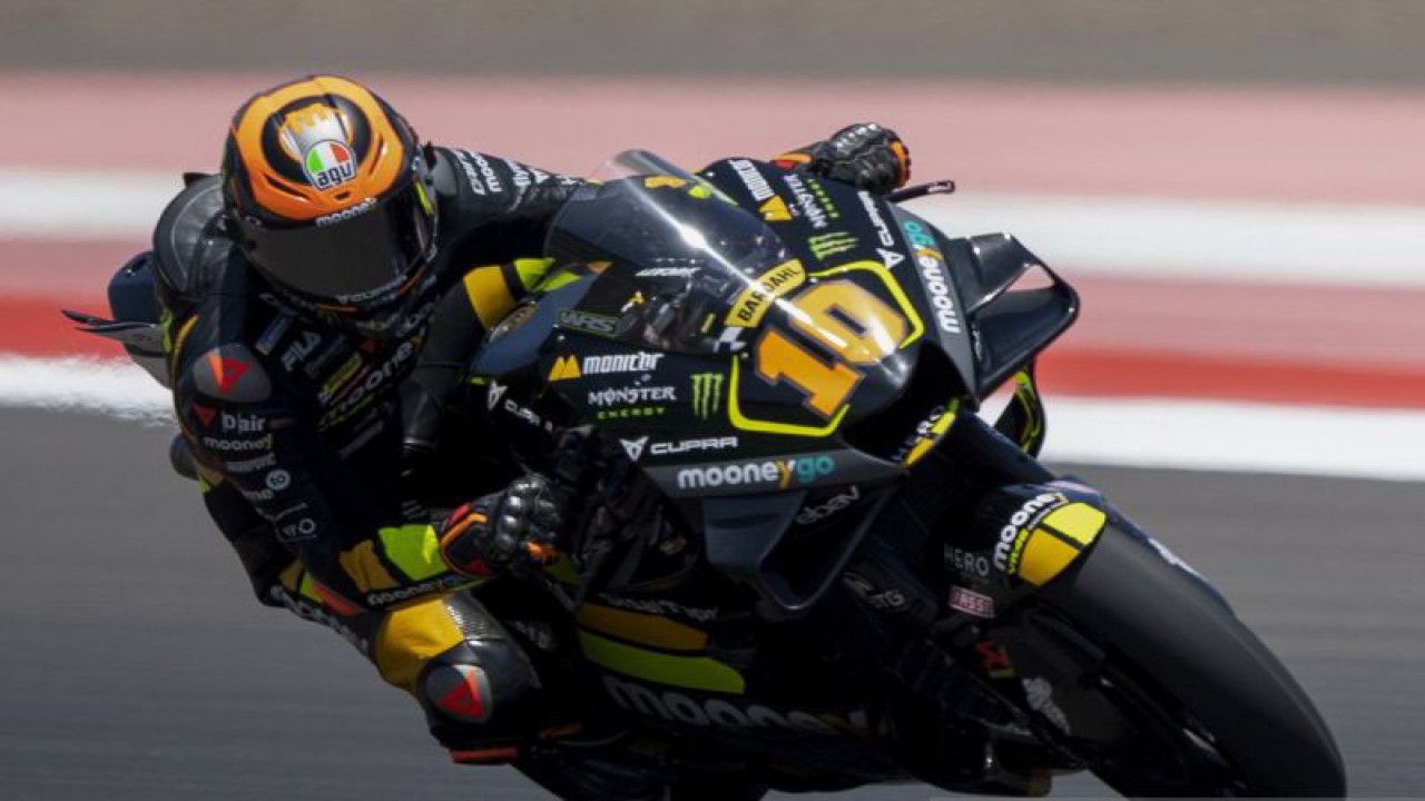 Pembalap Mooney VR46 Racing Team Luca Marini memacu sepeda motornya saat sesi latihan bebas F3 MotoGP seri ke-15 di Pertamina Mandalika International Street Circuit, Lombok Tengah, NTB, Sabtu (14/10/2023). ANTARA FOTO/Wahyu Putro A/Spt.