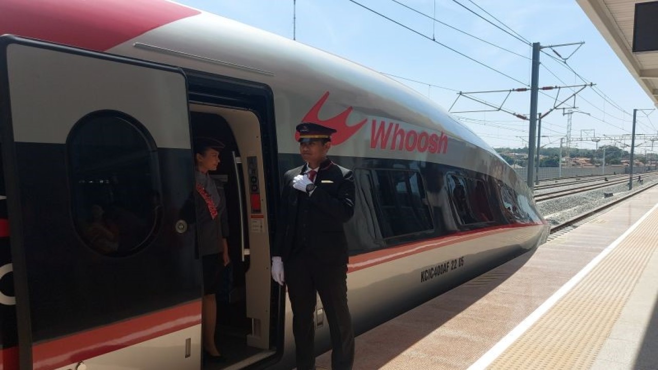 Masinis Kereta Cepat Jakarta Bandung memantau situasi penumpang di Stasiun Padalarang, Kabupaten Bandung, Jawa Barat, Senin (2/10/2023). ANTARA/Andi Firdaus