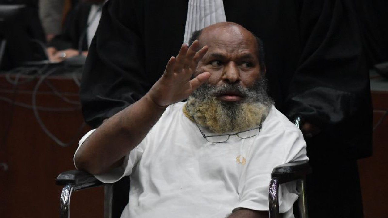 Terdakwa kasus dugaan suap dan penerimaan gratifikasi Lukas Enembe menyapa pendukunggnya usai menjalani sidang putusan di Pengadilan Tipikor, Jakarta, Kamis (19/10/2023). Majelis Hakim menjatuhkan hukuman kepada Mantan Gubernur Papua tersebut selama 8 tahun penjara dengan membayar pidana denda Rp500 juta subsider 4 bulan dan hukuman tambahan tidak dipilih dalam jabatan publik selama 5 tahun setelah menjalani hukuman. ANTARA FOTO/Fakhri Hermansyah/foc.