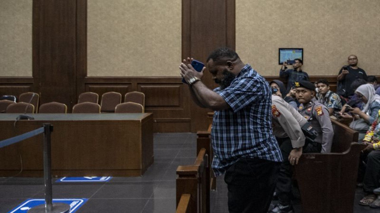 Pendukung terdakwa kasus dugaan suap dan gratifikasi senilai Rp 46 miliar Lukas Enembe meminta kepada majelis hakim untuk tetap membacakan vonis terhadap terdakwa saat jalannya sidang dengan agenda pembacaan vonis hakim di Pengadilan Tipikor, Jakarta, Senin (9/10/2023). (ANTARA FOTO/Muhammad Adimaja/foc)