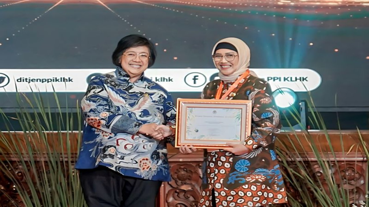 Menteri Lingkungan Hidup dan Kehutanan Siti Nurbaya menyerahkan penghargaan ProKlim 2023 kepada Penjabat Bupati Lumajang Indah Wahyuni di Auditorium DR. Soedjarwo Gedung Manggala Wanabakti Kementerian Lingkungan Hidup dan Kehutanan, Jakarta, Selasa (24/10/2023). (ANTARA/HO-Diskominfo Lumajang)