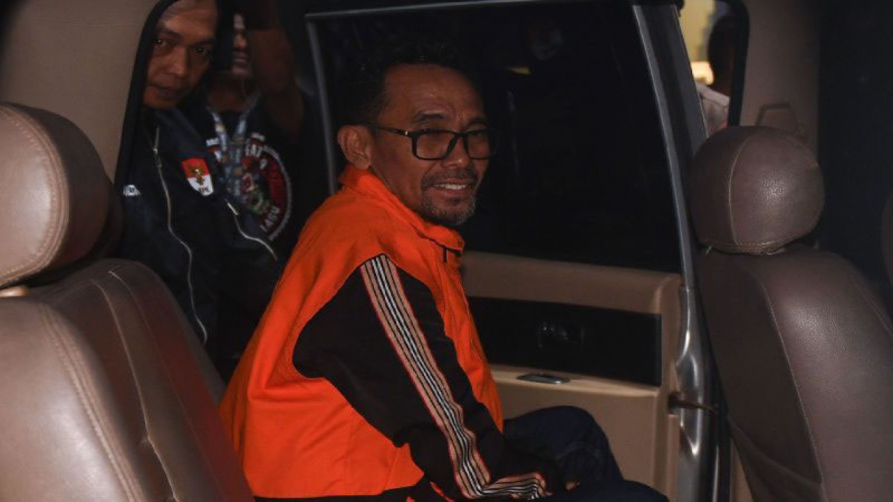 Wali Kota Bima NTB periode 2018-2023 Muhammad Lutfi memasuki mobil tahanan usai konferensi pers terkait penahanan dirinya di Gedung Merah Putih KPK, Jakarta, Kamis (5/10/2023). (ANTARA FOTO/Aditya Pradana Putra/foc)