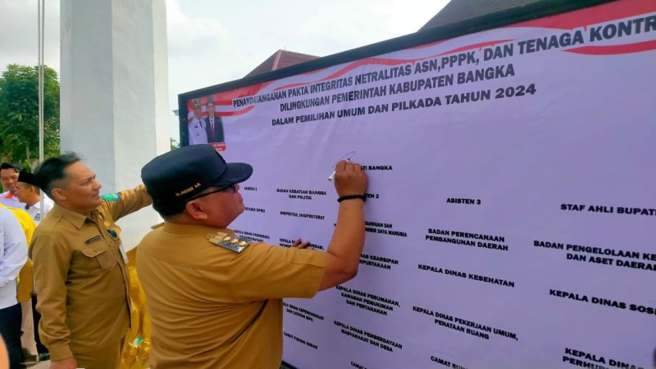 Pj Bupati Bangka M Haris tandatangani netralitas berpolitik (ANTARA/Kasmono)