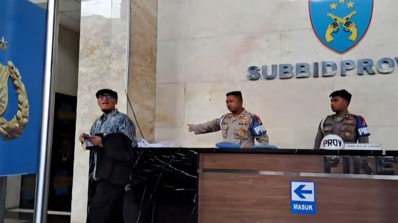 Mantan Wakil Ketua Komisi Pemberantasan Korupsi (KPK) periode 2007-2011 Mochammad Jasin (memakai topi) tiba di Gedung Promoter melalui kantor Sub Bidprovost, Rabu (18/10/2023). ANTARA/Ilham Kausar