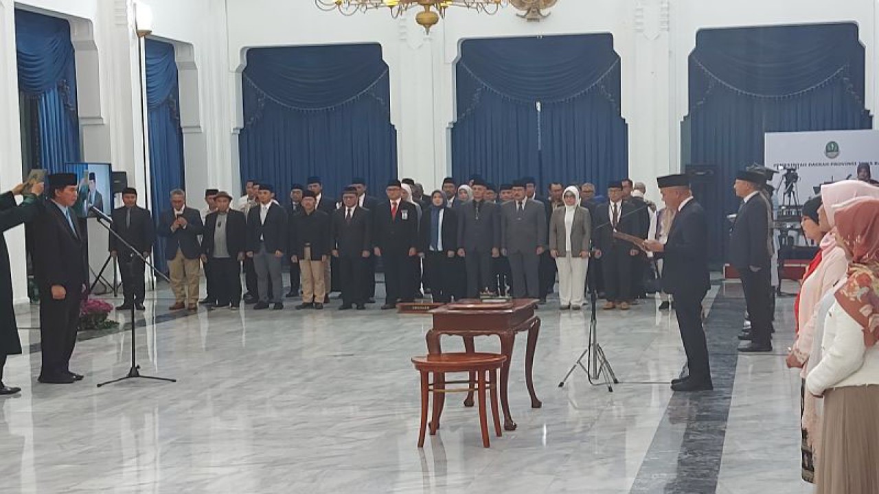 Pelantikan penjabat Sekretaris Daerah (Sekda) Jawa Barat Muhammad Taufiq Budi Santoso oleh Penjabat Gubernur Jawa Barat Bey Triadi Machmudin di Gedung Sate, Bandung, Selasa (3/10/2023). (ANTARA/Ricky Prayoga)