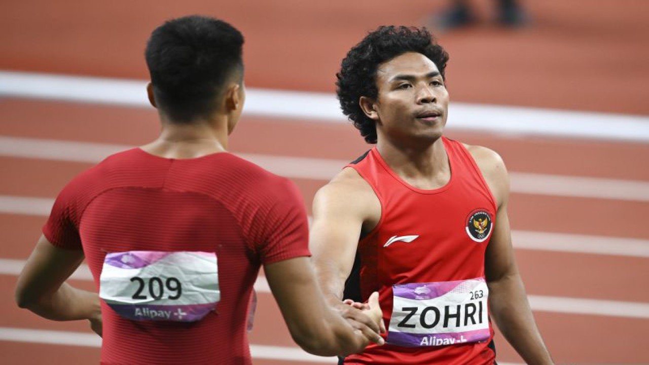Ilustrasi - Pelari Indonesia Lalu Muhammad Zohri (kanan) berjabat tangan dengan pelari China Zhenye Xie usai berlomba pada final atletik 100 meter putra Asian Games 2022 di Hangzhou Olympic Sports Centre Stadium, Hangzhou, China, Sabtu (30/9/2023). ANTARA FOTO/Hafidz Mubarak A/tom.