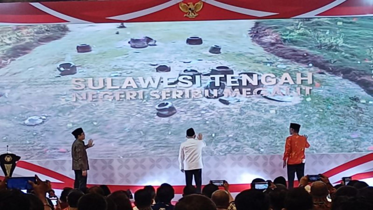 Wakil Presiden Republik Indonesia, Ma'ruf Amin (tengah) didampingi Menteri Desa Pembangunan Daerah Tertinggal dan Transmigrasi, Halim Iskandar (kiri) dan Gubernur Sulawesi Tengah, Rusdy Mastura (kanan) menekan layar sentuh sebagai simbol dicanangkannya Sulawesi Tengah sebagai negeri seribu megalit yang berlangsung di Kota Palu, Selasa (3/10/2023). ANTARA/Moh Ridwan