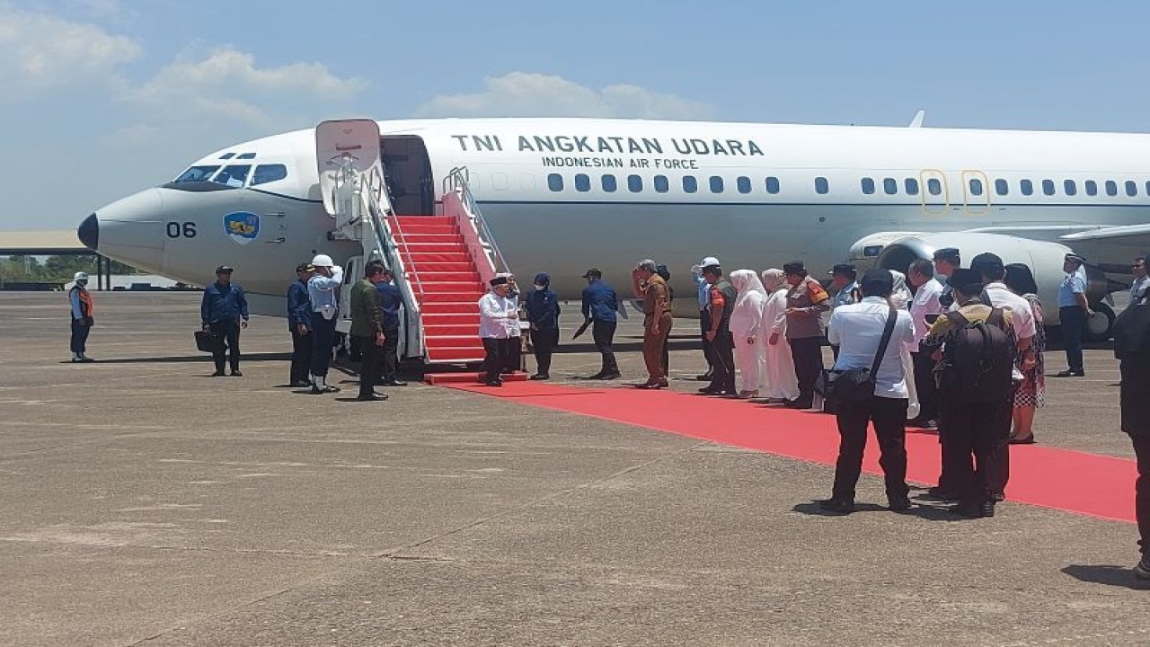Wakil Presiden RI Ma'ruf Amin transit di Bandar Udara Internasional Sultan Hasanudin, Provinsi Sulawesi Selatan , Senin (9/10/2023), untuk bertolak menuju Papua. (ANTARA/Andi Firdaus).