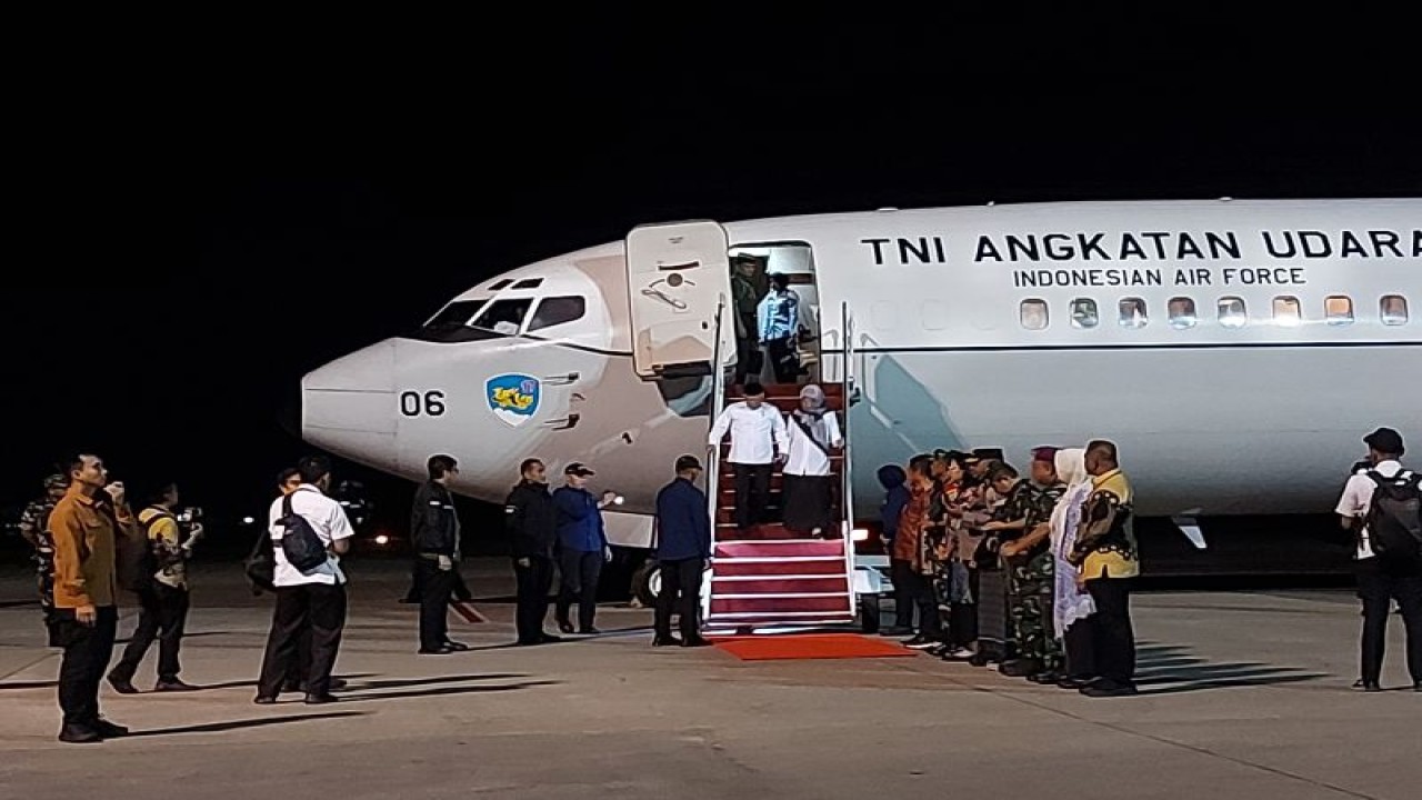 Wakil Presiden RI Ma'ruf Amin didampingi Wurry Ma'ruf Amin turun dari tangga pesawat khusus kepresidenan saat tiba Bandar Udara Sentani Jayapura, Provinsi Papua, Senin (9/10/2023). Wapres akan berkantor di Papua 9-13 Oktober 2023 untuk mempercepat pembangunan kesejahteraan bagi masyarakat setempat. ANTARA/Andi Firdaus