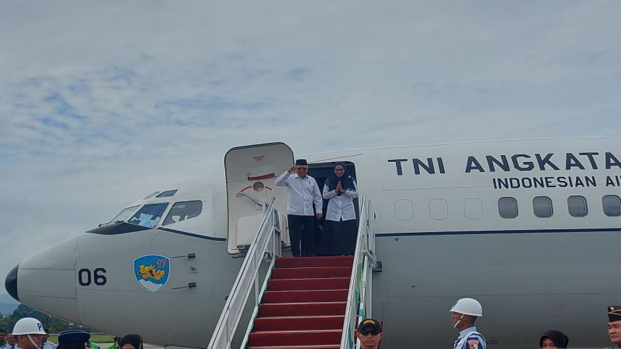 Wakil Presiden RI Ma'Ruf Amin dan Wurry Ma'ruf Amin melambaikan tangan saat akan memasuki Pesawat Khusus Kepresidenan di Bandar Udara Sentani, Jayapura, Papua, Kamis (12/10/2023), untuk bertolak ke Jakarta. (ANTARA/Andi Firdaus).