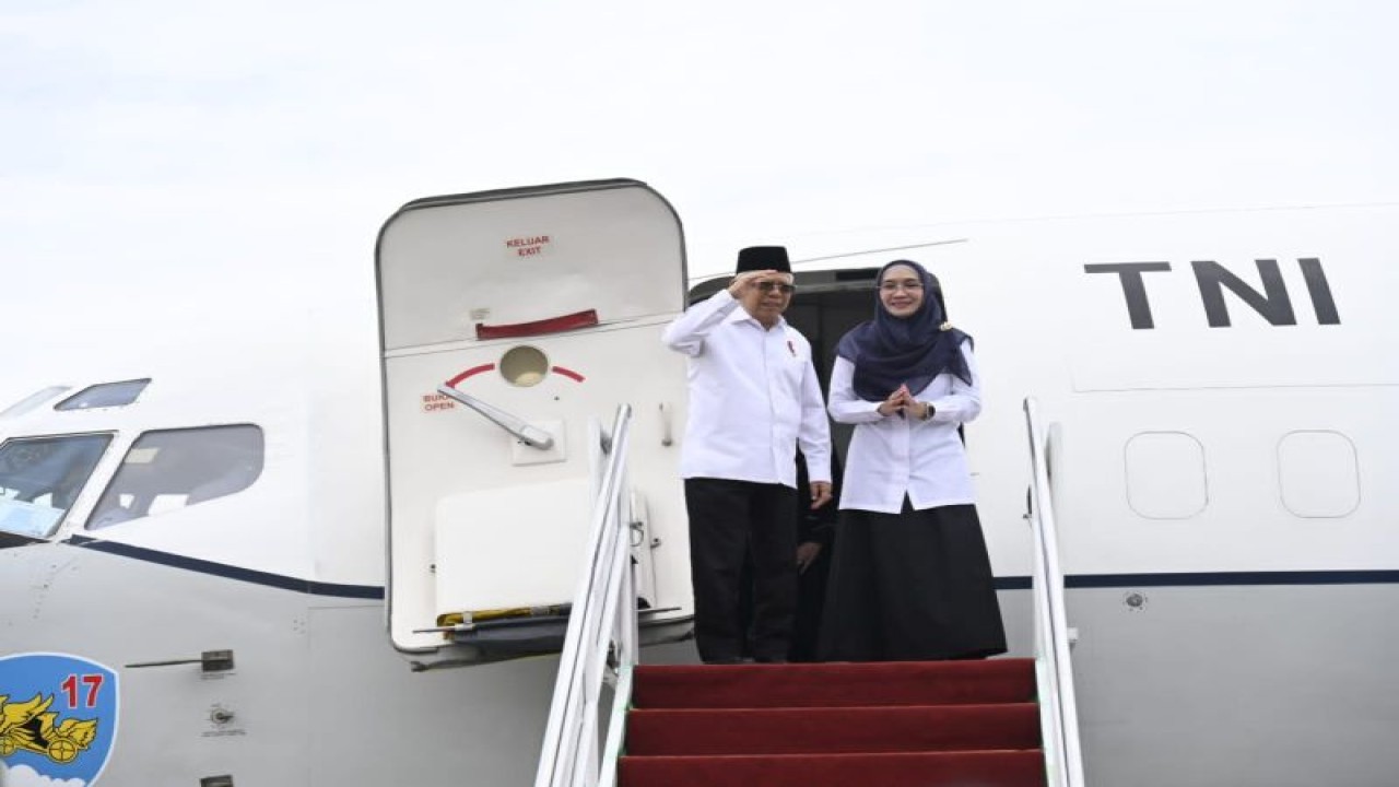 Wapres Ma'ruf Amin didampingi Wury Ma'ruf Amin tiba di Lanud Halim Perdanakusuma, Jakarta Timur, menggunakan Pesawat Khusus Kepresidenan, Kamis (12/10/2023) usai berkunjung ke Papua. (ANTARA/HO-Satwapres)