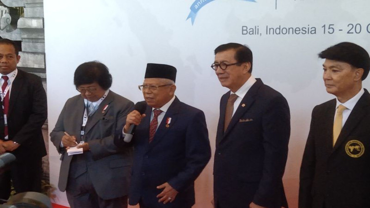 Wakil Presiden Ma’ruf Amin (tengah) sat menyampaikan keterangan pers di sela-sela pembukaan AALCO ke-61 di Nusa Dua, Kabupaten Badung, Bali, Senin (16/10/2023). (ANTARA/Dewa Ketut Sudiarta Wiguna)