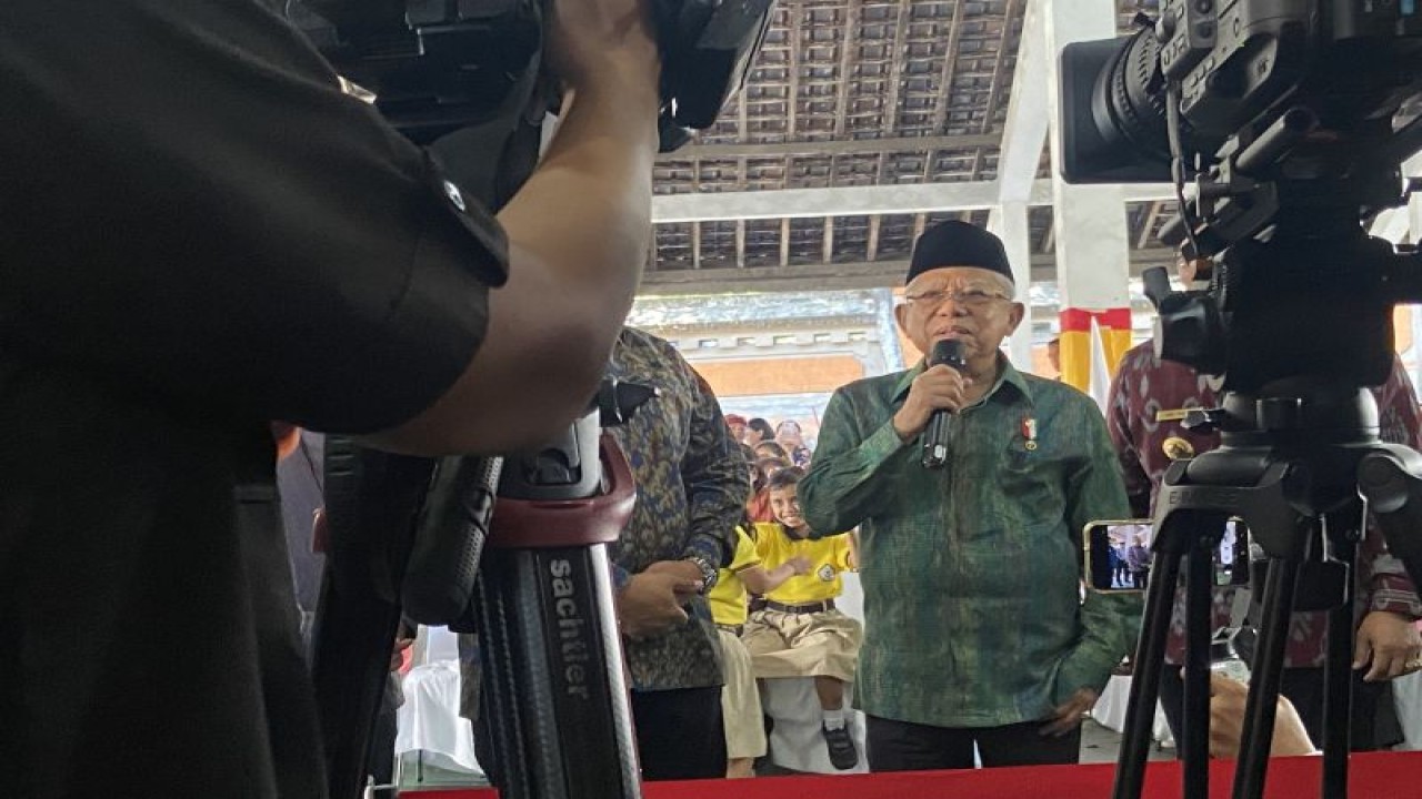 Wakil Presiden Ma’ruf Amin saat menyampaikan keterangan setelah meninjau penanganan stunting di Banjar Mumbul, Kuta Selatan, Kabupaten Badung, Provinsi Bali, Selasa (17/10/2023). (ANTARA/Ni Putu Putri Muliantari)